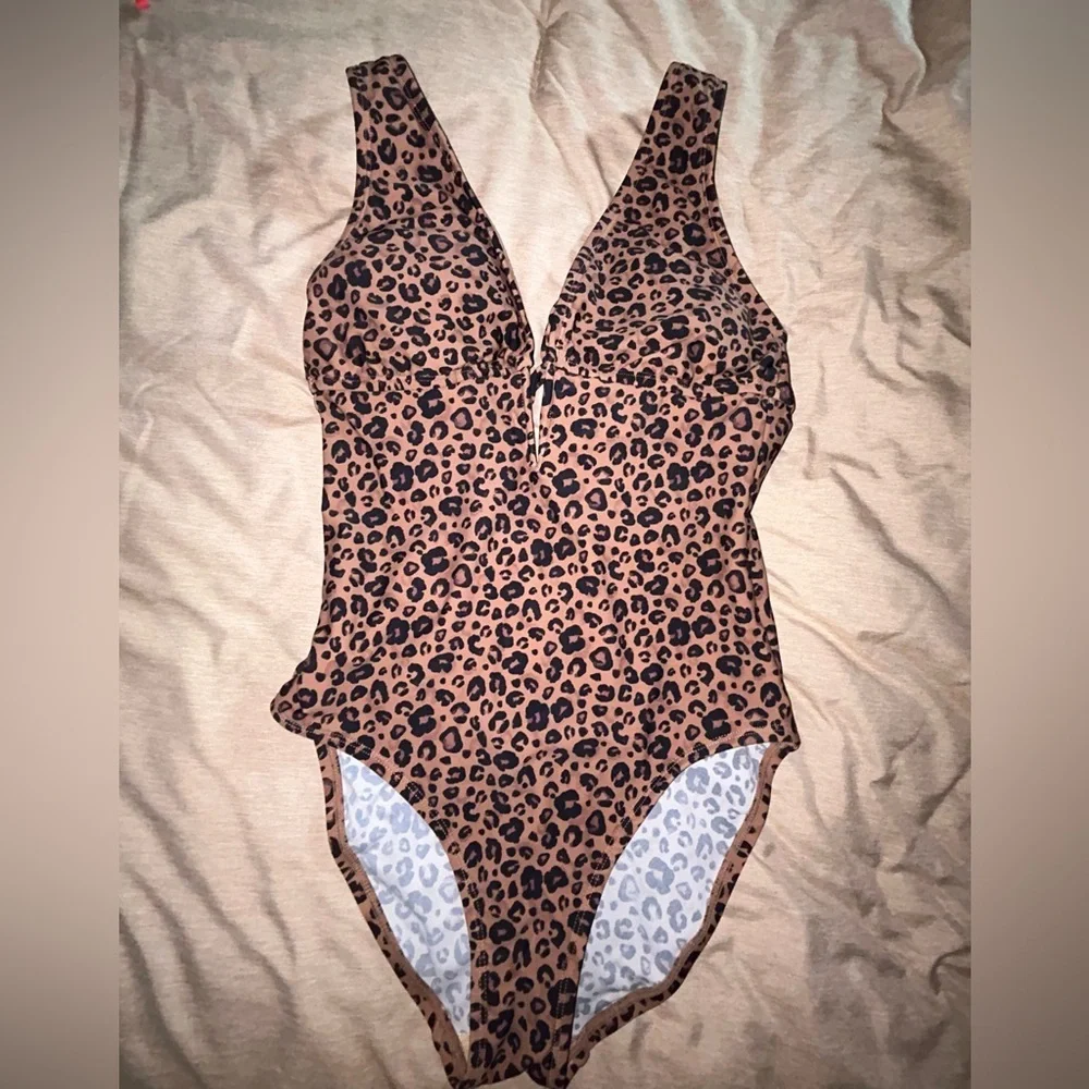 NWOT shade and shore neck plunge leopard women’s one piece swimsuit